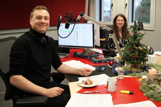 Weihnachtsbasar-Moderatoren Robin Emonts und Lena Orban (Bild: Katrin Margraff/BRF)