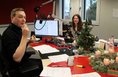 Weihnachtsbasar-Moderatoren Robin Emonts und Lena Orban (Bild: Katrin Margraff/BRF)