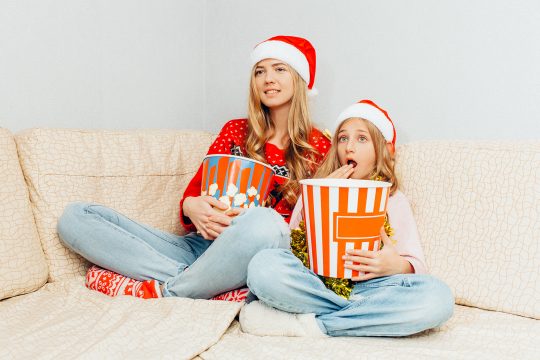 Weihnachten beim Fernsehen auf dem Sofa