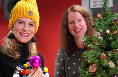 Das Weihnachtsbasar-Team 2020: Julia Slot und Lena Orban (Bild: Thierry Cornely/BRF)
