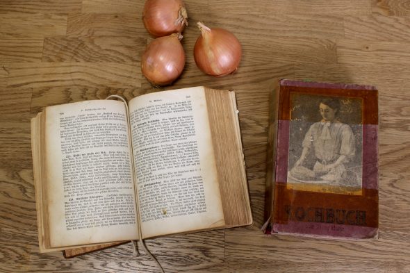 Das "Praktische Kochbuch" von Henriette Davidis-Holle aus dem Jahr 1906 und das "Illustrierte Kochbuch für die einfache und feine Küche" von Mary Hahn aus dem Jahr 1922 (Bild: Katrin Margraff/BRF)