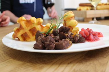 Hauptgang: Rehpfeffer nach "De Lenze Grit" mit Lütticher Kartoffel-Waffeln, Apfel-Birnen-Preiselbeer-Chutney und geschmorten Chicorée (Bild: Katrin Margraff/BRF)