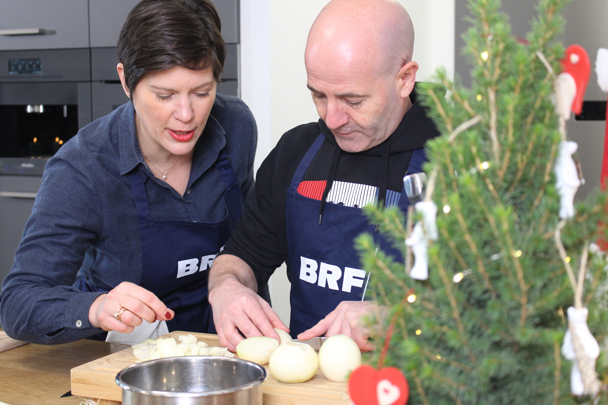 Simonne Doepgen und Bernd Lenz kochen das BRF-Weihnachtsmenü 2022 (Bild: Katrin Margraff/BRF)