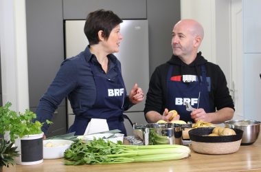 Simonne Doepgen und Bernd Lenz kochen das BRF-Weihnachtsmenü 2022 (Bild: Katrin Margraff/BRF)