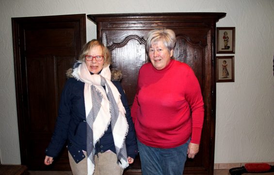 Michaela Hermens (links) lebt seit September bei Maria Hennen-Rich (rechts) (Bild: Christoph Heeren/BRF)