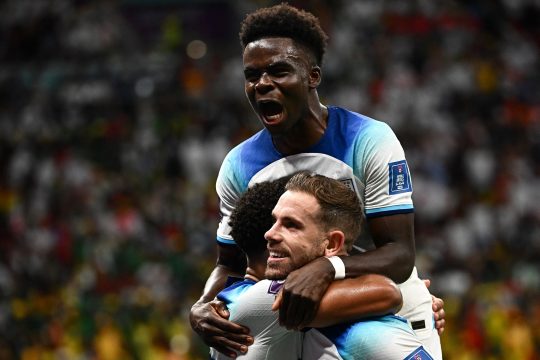 Jordan Henderson (unten) und Bukayo Saka steuerten zwei der drei englischen Tore gegen Senegal bei (Bild: Anne-Christine Poujoulat/AFP)