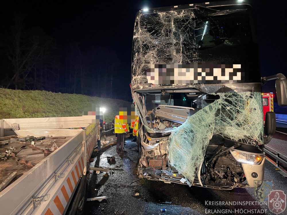 Reisebus mit belgischen Schulkindern fährt auf Verkehrssicherungsanhänger auf (Bild: Kreisbrandinspektion Erlangen-Höchstadt)