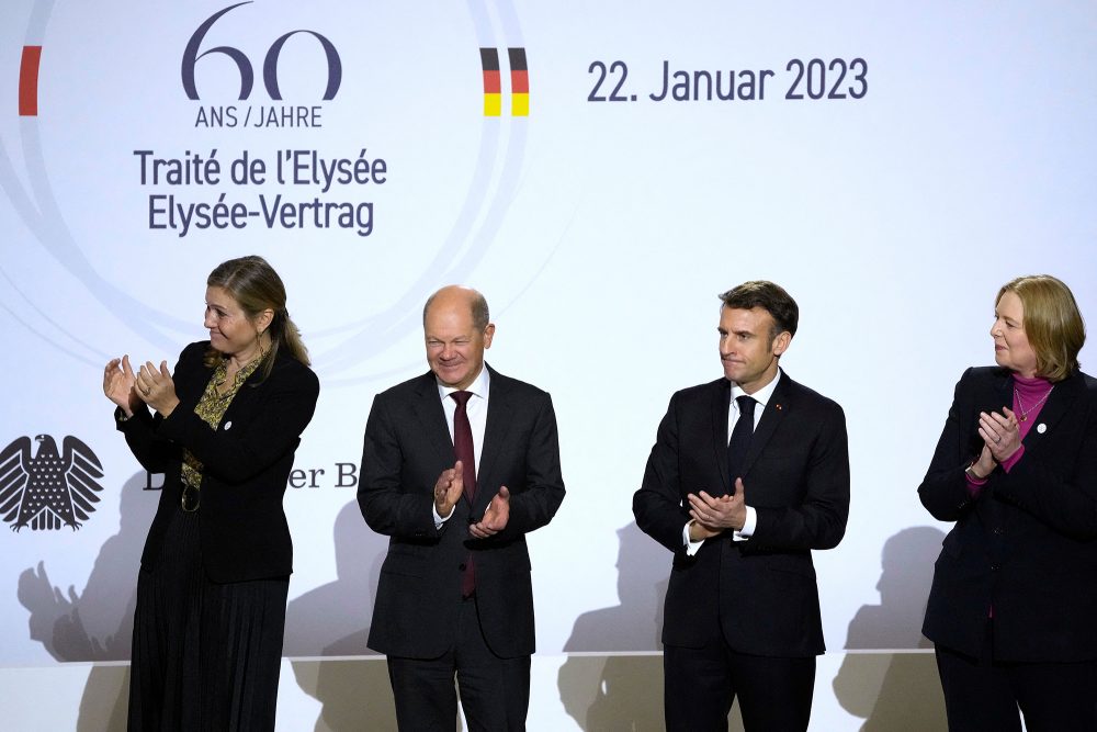 Frankreichs Präsident Emmanuel Macron (2.v.r.), Bundeskanzler Olaf Scholz (2.v.l.), die Präsidentin der französischen Nationalversammlung Yaël Braun-Pivet (l.) und Bundestagspräsidentin Bärbel Bas (r.) bei der Zeremonie zum 60. Jahrestag der Unterzeichnung des Elysée-Vertrags (Bild: Christophe Ena/Pool/AFP)