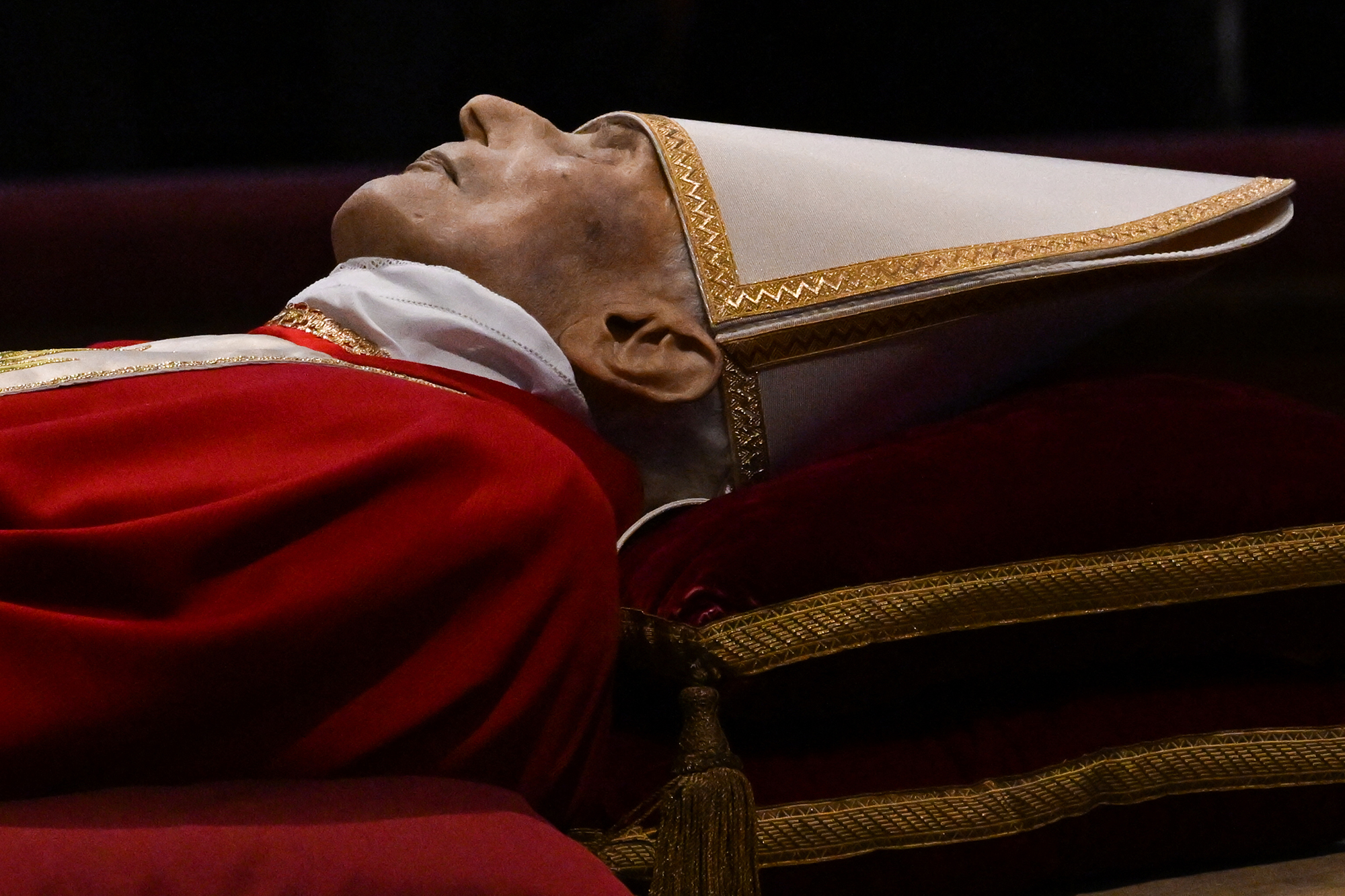 Der verstorbene emeritierte Papst Benedikt XVI. liegt im Petersdom aufgebahrt (Bild: Andreas Solaro/AFP)