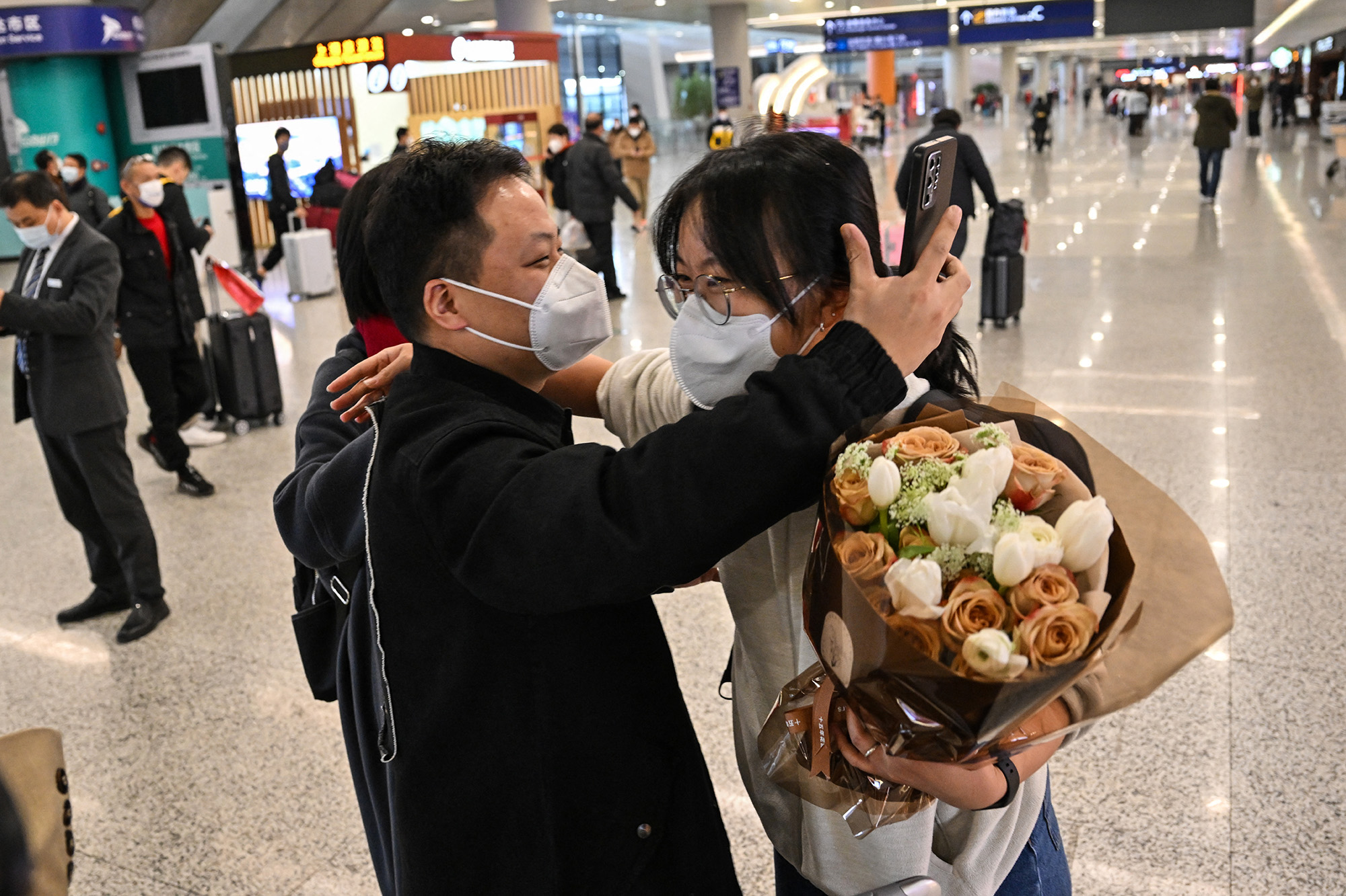 Wiedersehen am Flughafen von Schanghai (Bild: Hector Retamal/AFP)