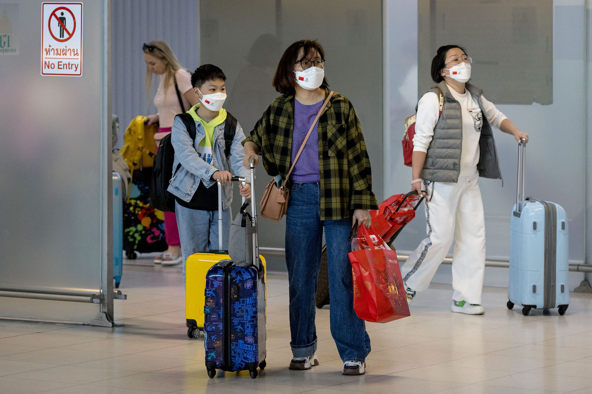 Reisende aus China bei ihrer Ankunft am Flughafen von Bangkok (Bild: Jack Taylor/AFP)