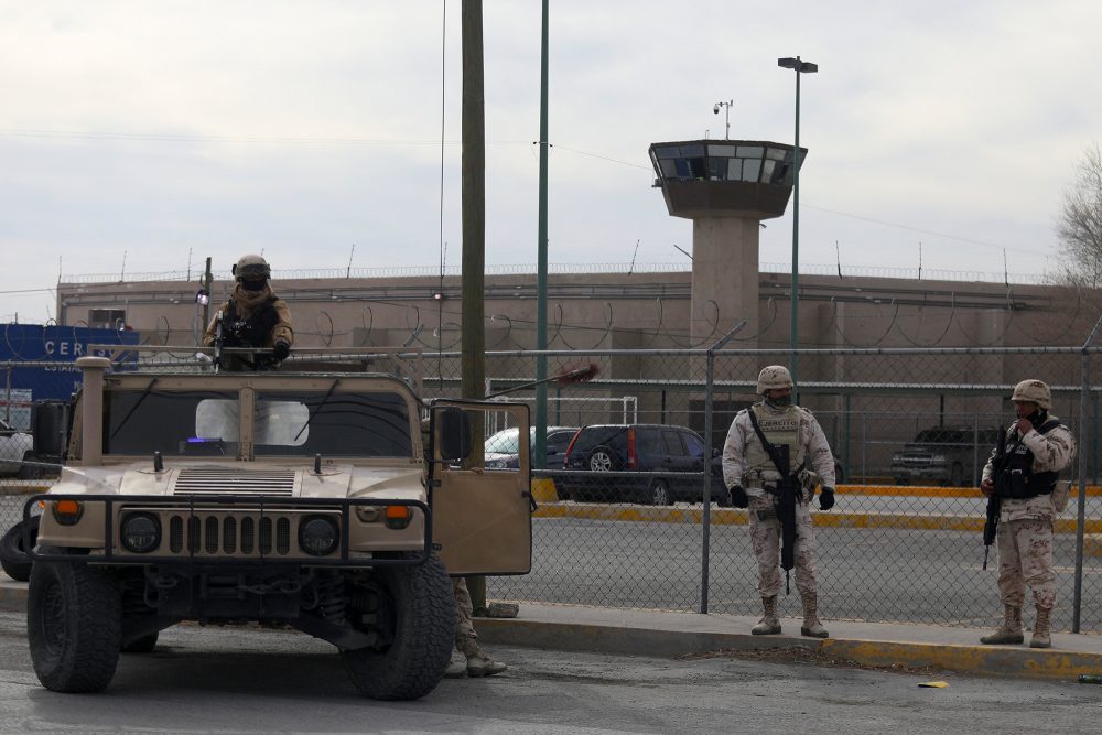 Soldaten vor der Haftanstalt in Ciudad Juárez (Bild: Herika Martinez/AFP)