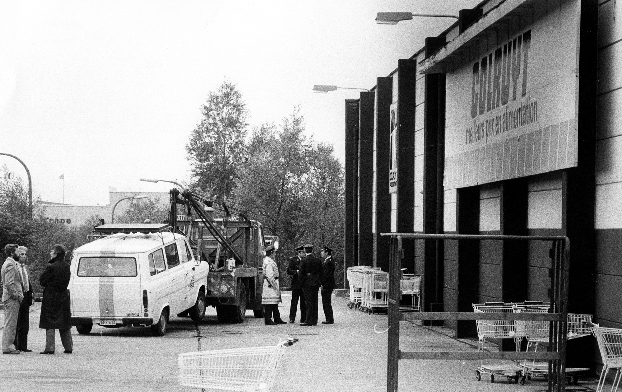 Polizisten vor dem Colruyt-Supermarkt in Nivelles am 17. September 1983 (Bild: Belga-Archives)