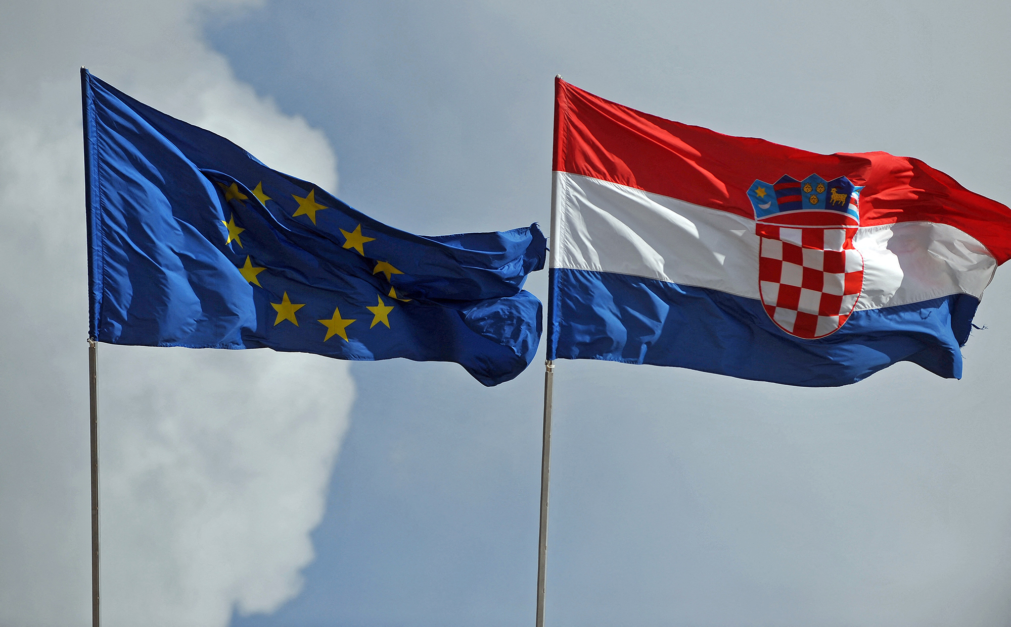 EU- und Kroatien-Flagge (Bild: Andrej Isakovic/AFP)