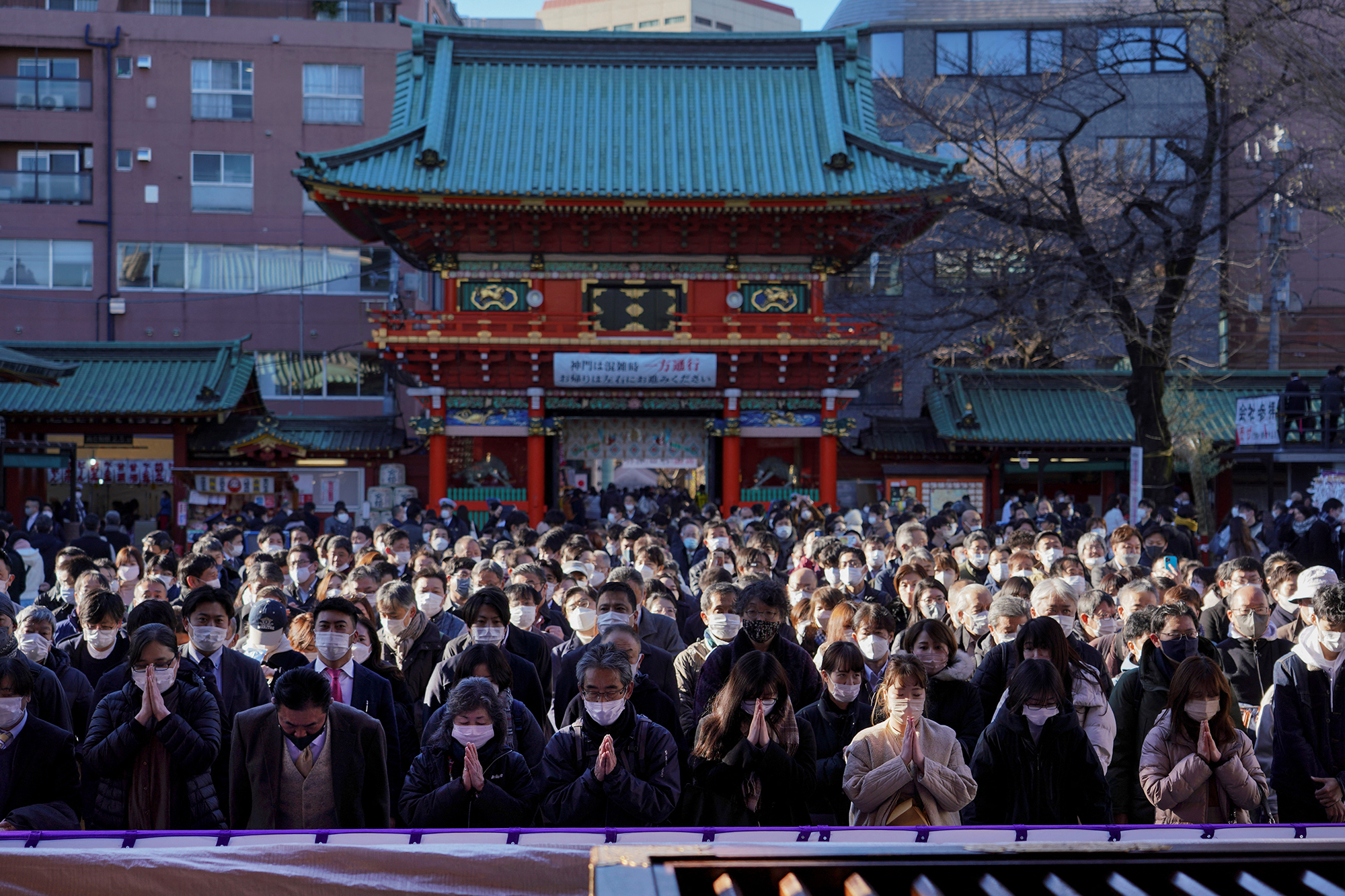 Menschen vor dem Kanda-Myojin-Schrein am Mittwoch (Bild: Kazuhiro Nogi/AFP)