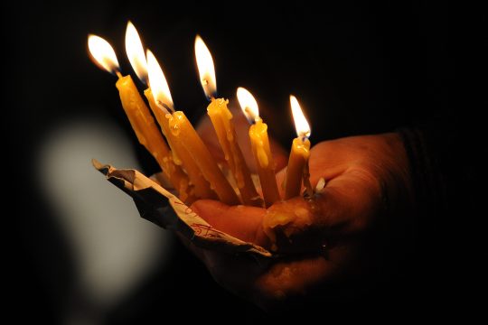 Orthodoxer Christ feiert Weihnachten (Illustrationsbild: Georgi Licovski/EPA)