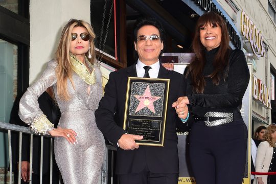 Anita Pointer (r.) mit Andy Madadian und LaToya Jackson (l.) im Januar 2020 auf dem Hollywood Walk of Fame (Bild: Frederic J. Brown/AFP)