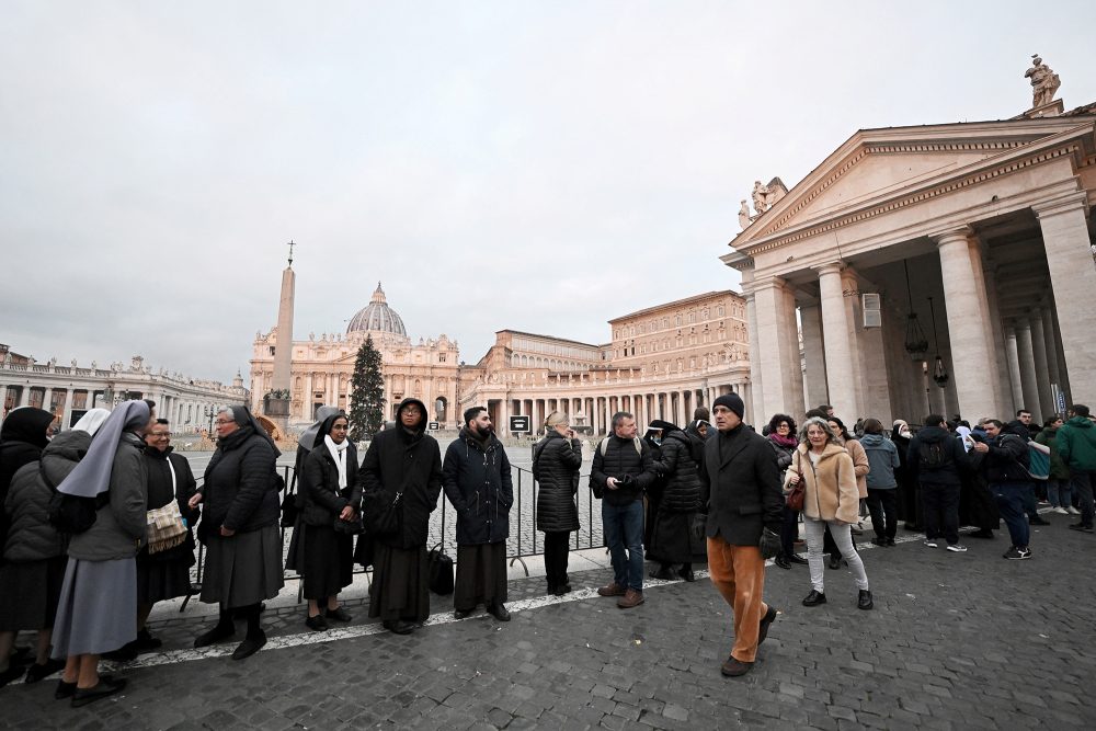 Schlange auf dem Petersplatz (Bild: Tiziana Fabi/AFP)