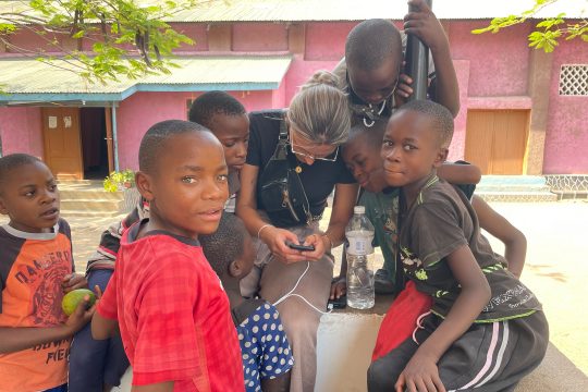 Die Walhornerin Sabrina Carl in Tansania (Bild: privat)