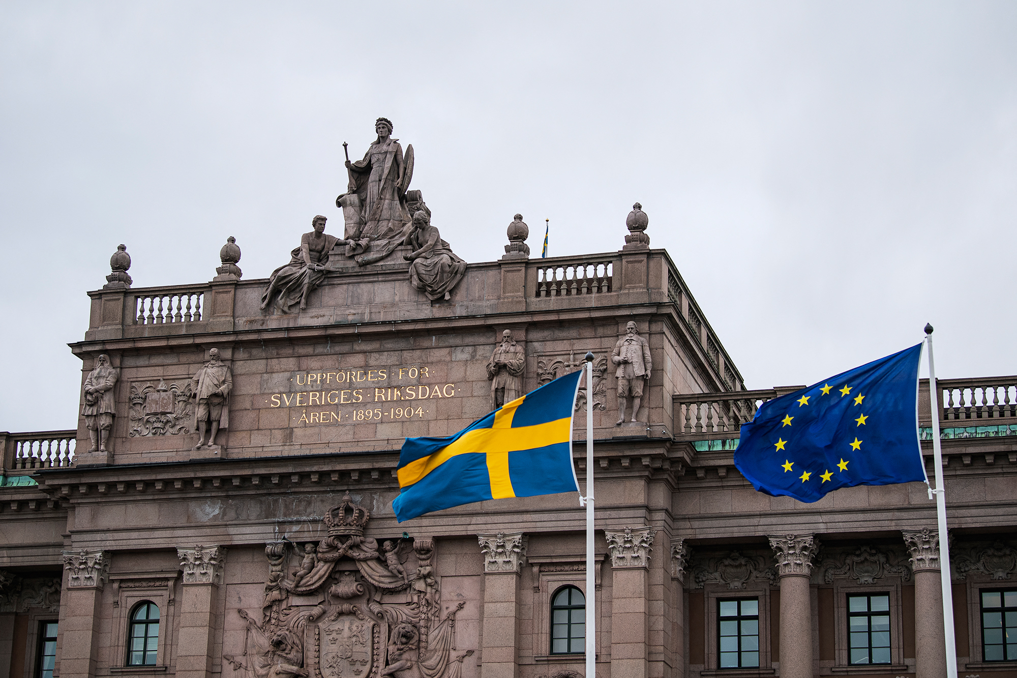 Die schwedische und EU-Flagge vor dem Parlament in Stockholm (Bild: Jonathan Nackstrand/AFP)