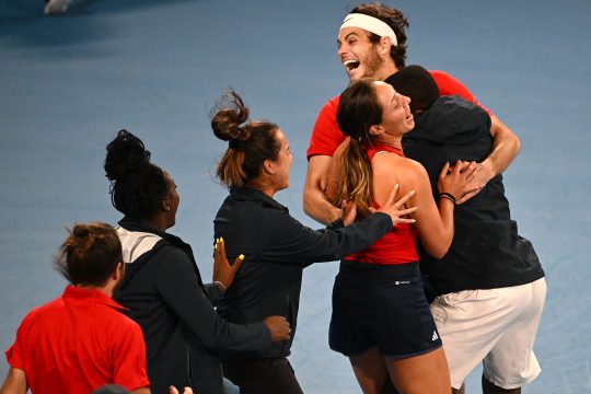 Taylor Fritz freut sich mit dem US-Team über den Sieg beim ersten United Cup (Bild: Saeed Khan/AFP)