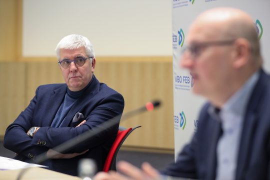 FEB-Chef Pieter Timmermans und Edward Roosens bei der Pressekonferenz in Brüssel (Bild: Nicolas Maeterlinck/Belga)