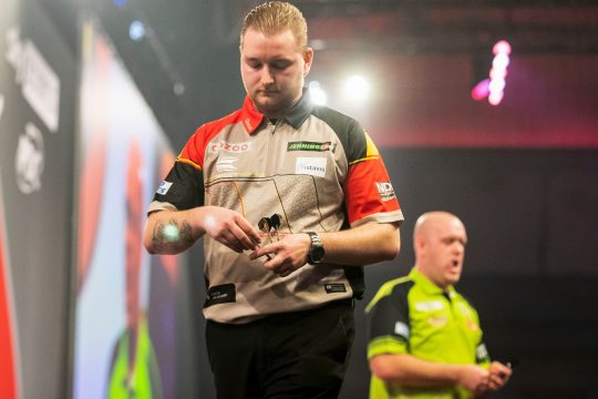 Dimitri Van den Bergh verliert das Halbfinale der Darts-WM gegen Van Gerwen (Bild: Taylor Lanning/PDC)