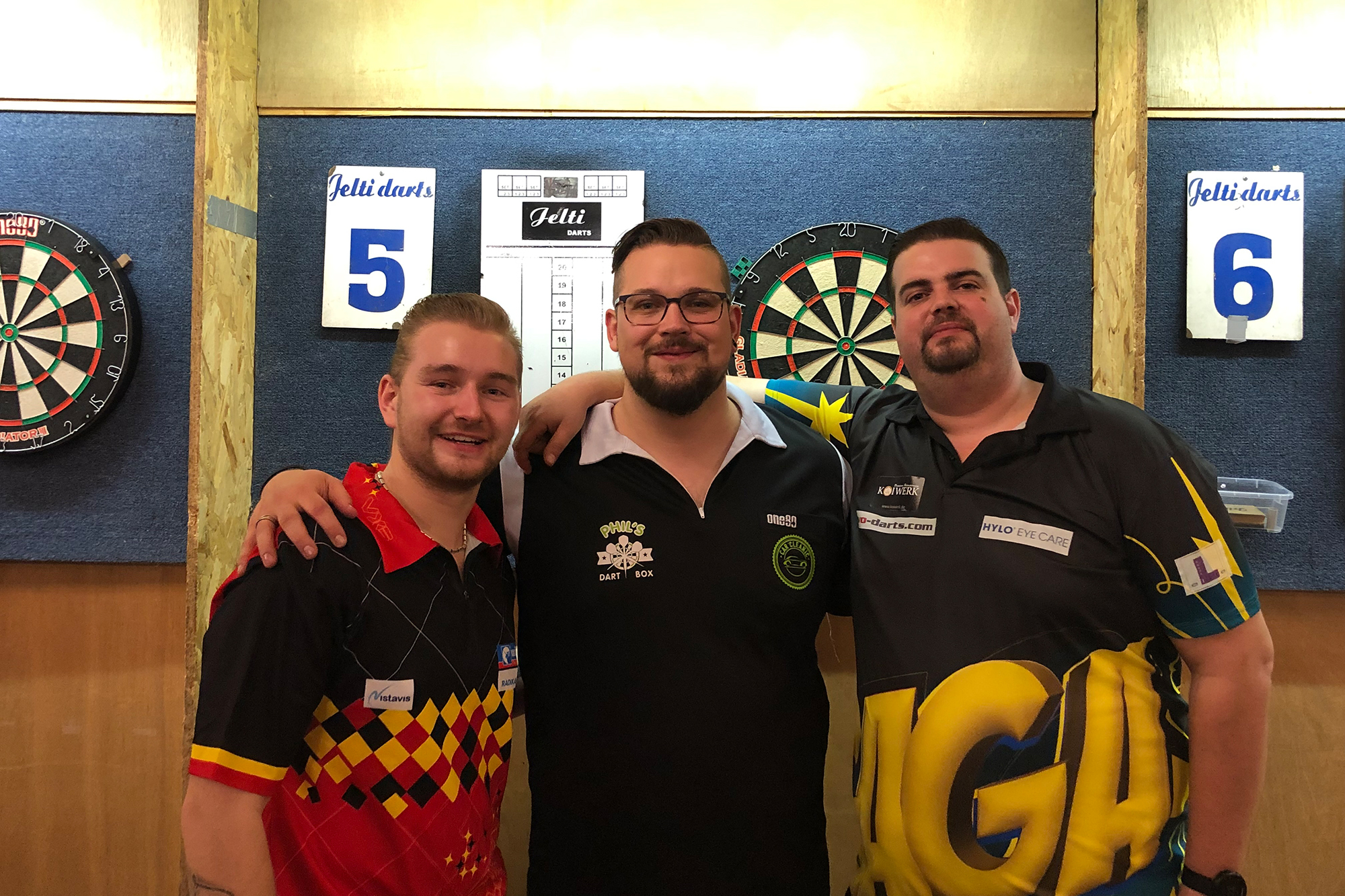 Philipp Leufgen (Mitte) gemeinsam mit den aktuellen Halbfinalisten Dimitri Van den Bergh (l.) und Gabriel Clemens (r.) (Bild: privat)