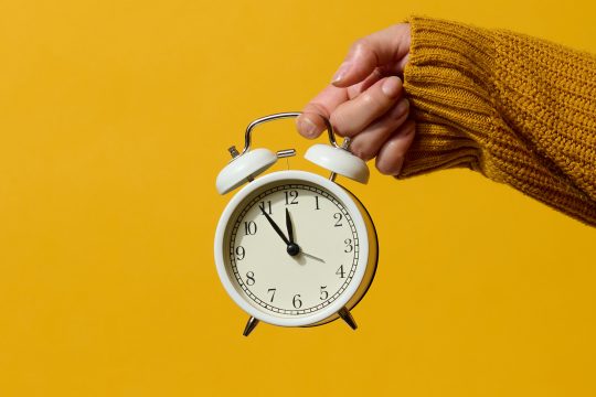 Wecker zeigt die Zeit: Fast fünf vor zwölf (Bild: © Natalia Danko/Panthermedia)