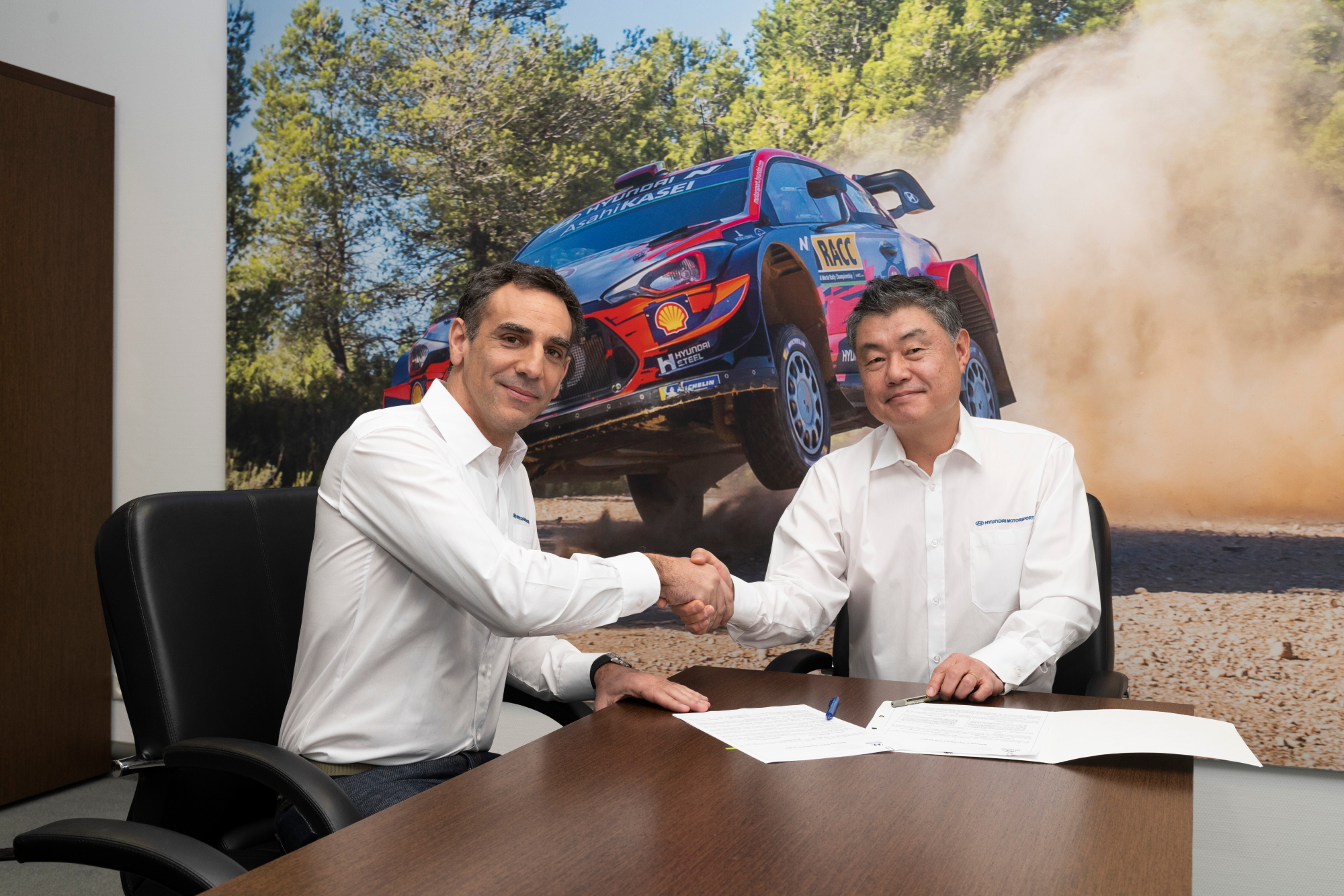 Cyril Abiteboul mit dem Präsidenten von Hyundai Motorsport, Sean Kim, bei der Vertragsunterzeichnung (Bild: Hyundai Motorsport)