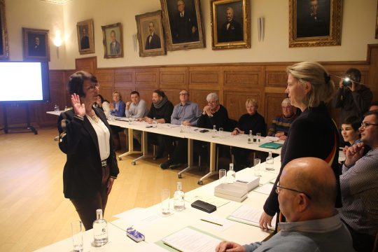 Vereidigung von Alexandra Barth-Vandenhirtz als Sportschöffin beim Eupener Stadtrat am Montagabend (Bild: Christoph Heeren/BRF)