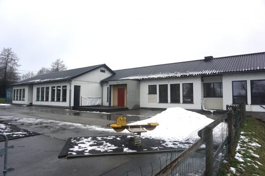 Ins frühere Kindergartengebäude "Zum Bambusch" sollen eine Kinderkrippe und ein Seniorendorfhaus einziehen (Bild: Stephan Pesch/BRF)