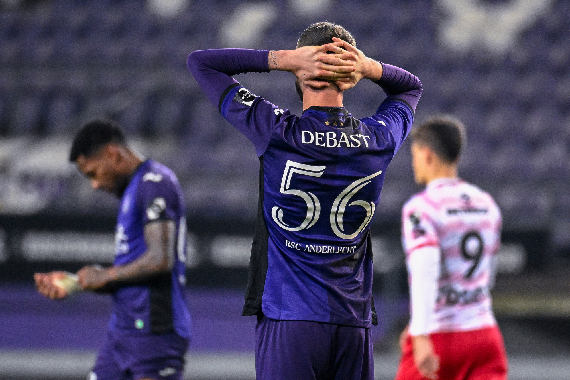 Anderlecht-Spieler Zeno Debast zeigt sich enttäuscht nach der Niederlage gegen Zulte Waregem (Bild: Laurie Dieffembacq/Belga)