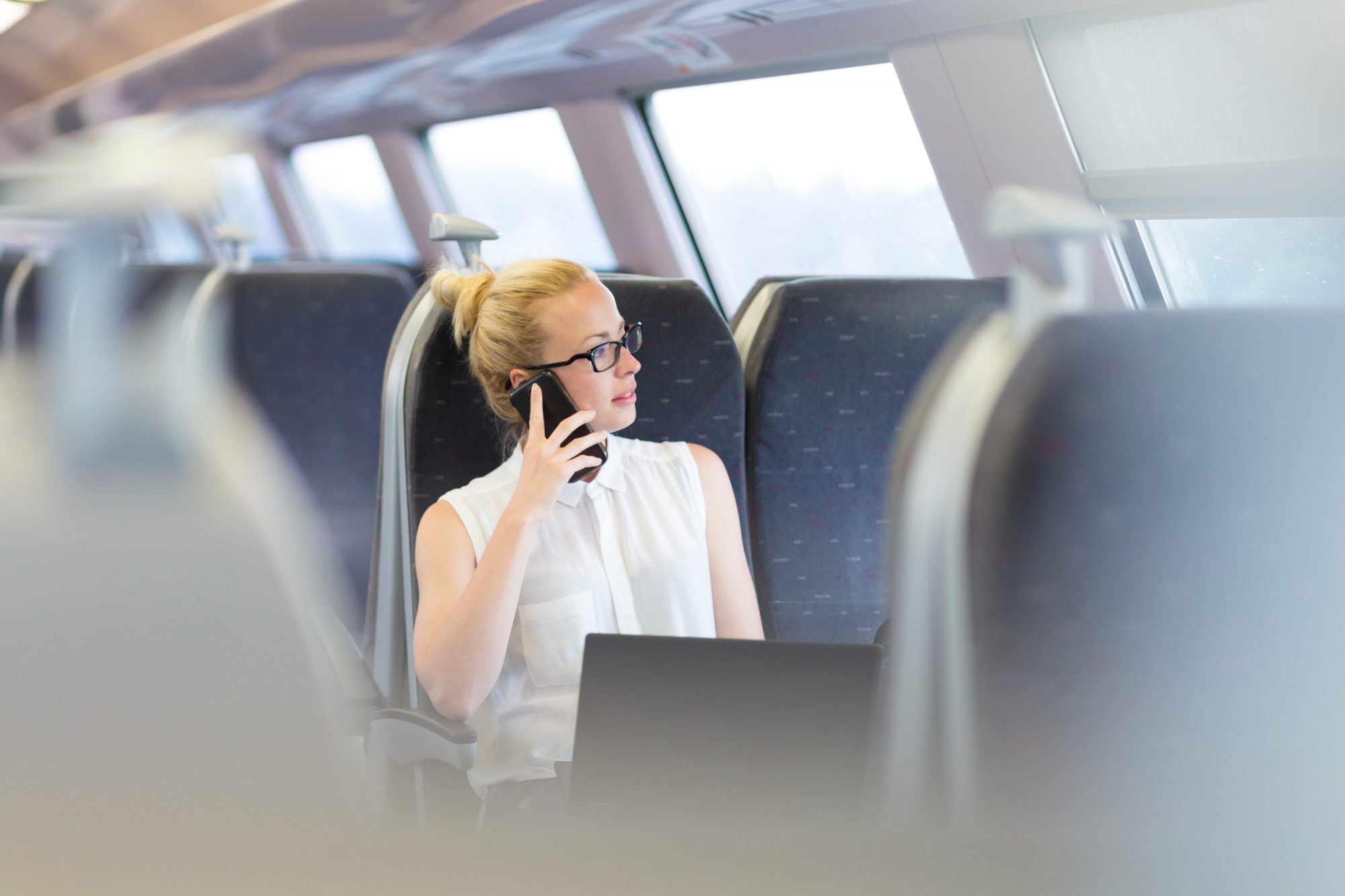 Geschäftsfrau mit Laptop im Zug