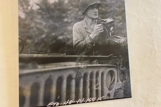 Die letzten Tage des Hugh Francis McHugh: Ausstellung über den amerikanischen Kriegsfotografen im Schloss Wallerode (Bild: Simonne Doepgen/BRF)