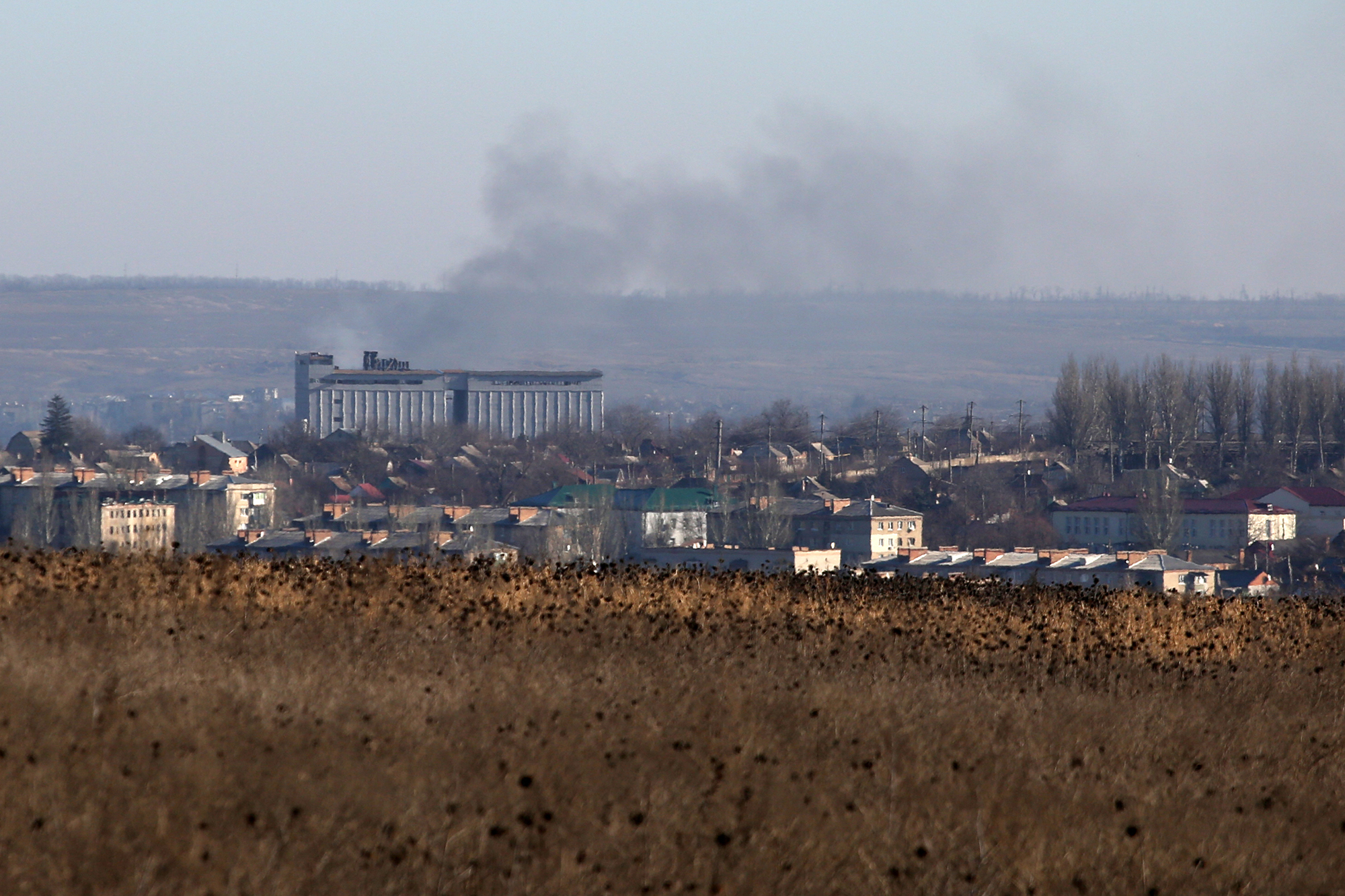 Rauch über Bachmut in der Region Donezk am Mittwoch (Bild: Anatolii Stepanov/AFP)
