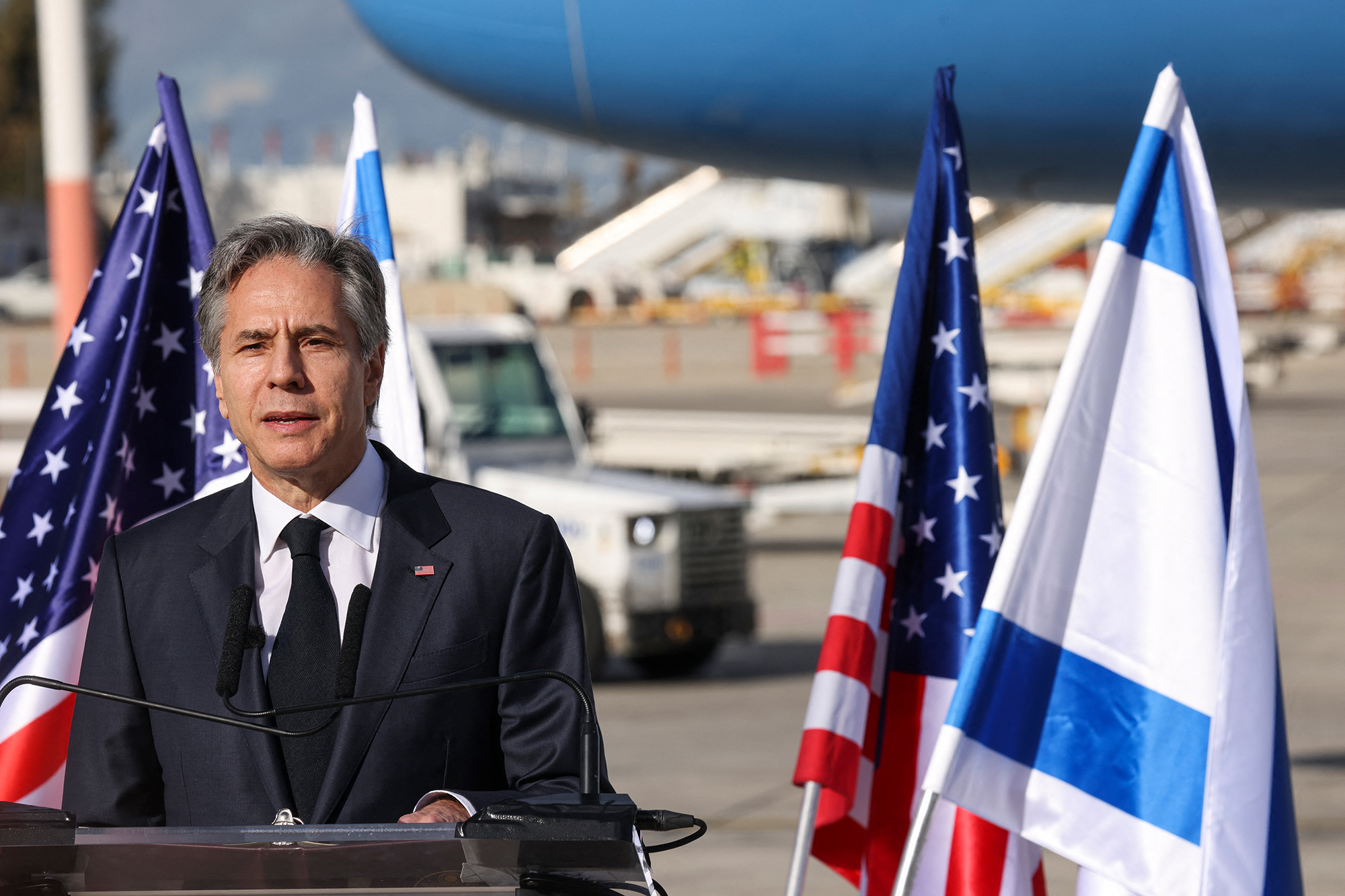 US-Außenminister Antony Blinken gibt bei der Ankunft auf dem israelischen Ben-Gurion-Flughafen in der Nähe von Tel Aviv eine Erklärung ab (Bild: Ronaldo Schemidt/Pool/AFP)