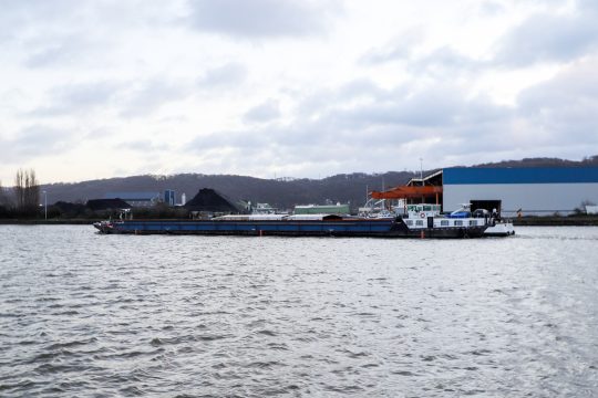 Ein Schiff auf der Maas