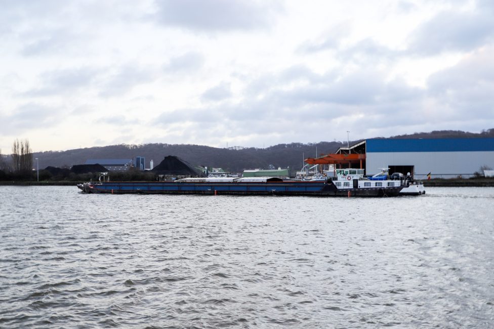 Ein Schiff auf der Maas