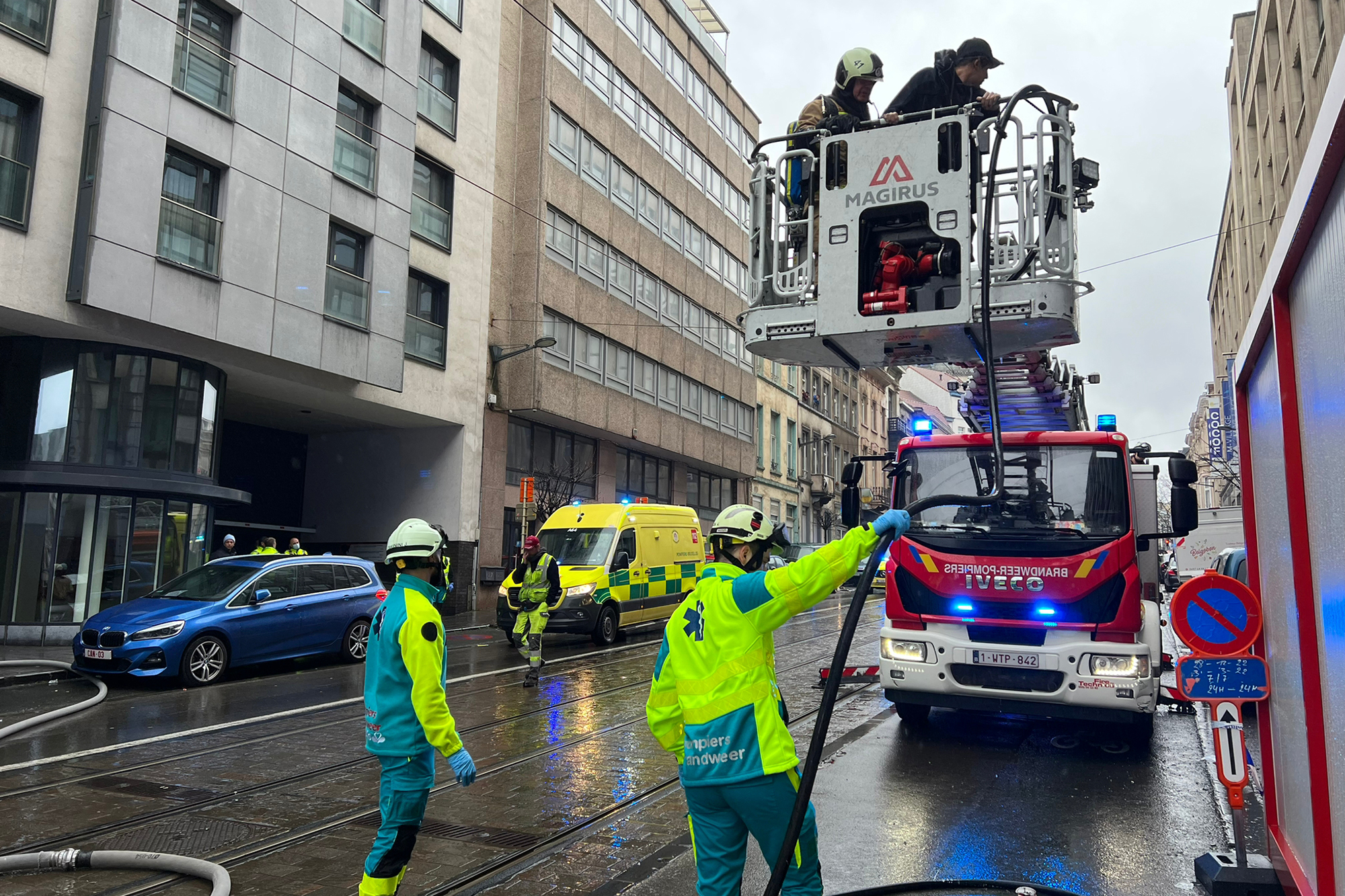 Feuerwehr löscht Brand in besetztem Haus in Brüssel (Bild: Brussels Fire Brigade/Handout/Belga)