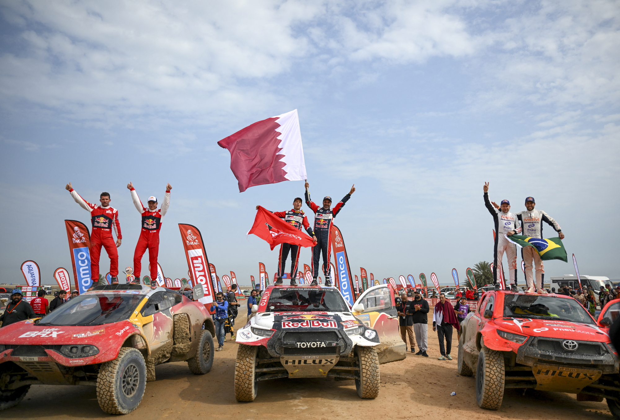 Das Treppchen der Rallye Dakar: Sébastien Loeb-Fabian Lurquin auf Platz zwei, Sieger Nasser Al-Attiyah-Mathieu Baumel und Lucas Moraes-Timo Gottschalk auf Platz drei (Bild: Franck Fife/AFP)