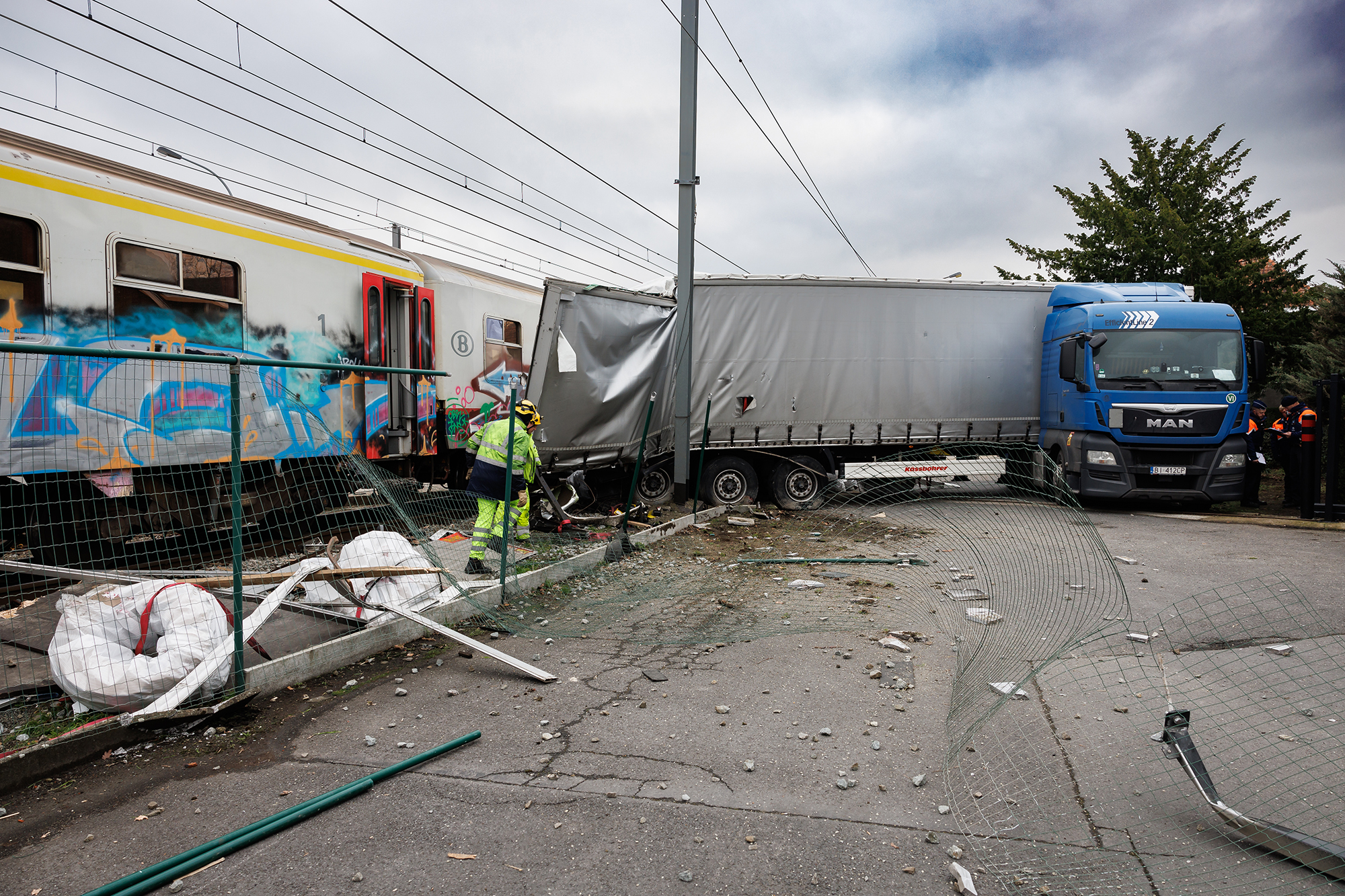 Zusammenstoß zwischen einem Lkw und einem Zug in Deerlijk (Bild: Kurt Desplenter/Belga)