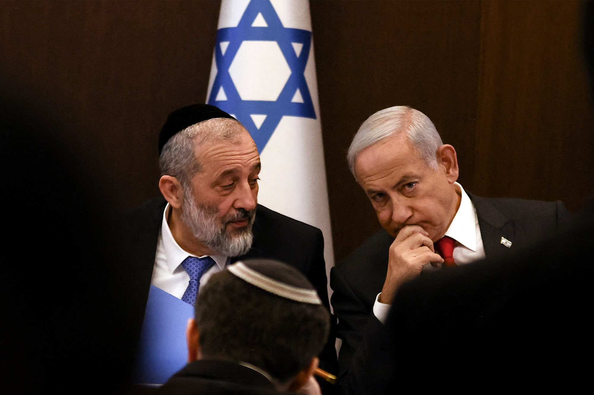 Israels Premierminister Benjamin Netanjahu (re.) und der nun entlassene Innen- und Gesundheitsminister Aryeh Deri (Bild: Ronen Zvulun/Pool/AFP)
