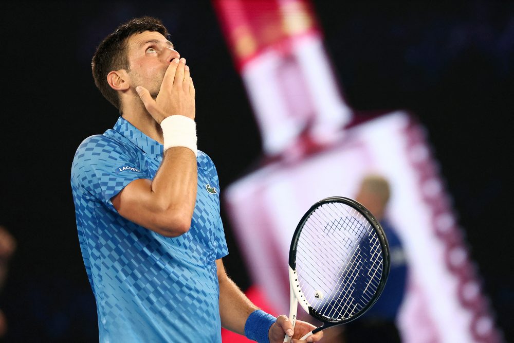Der Serbe Novak Djokovic feiert seinen Sieg gegen den US-Amerikaner Tommy Paul nach dem Halbfinalspiel bei den Australian Open (Bild: David Gray/AFP)