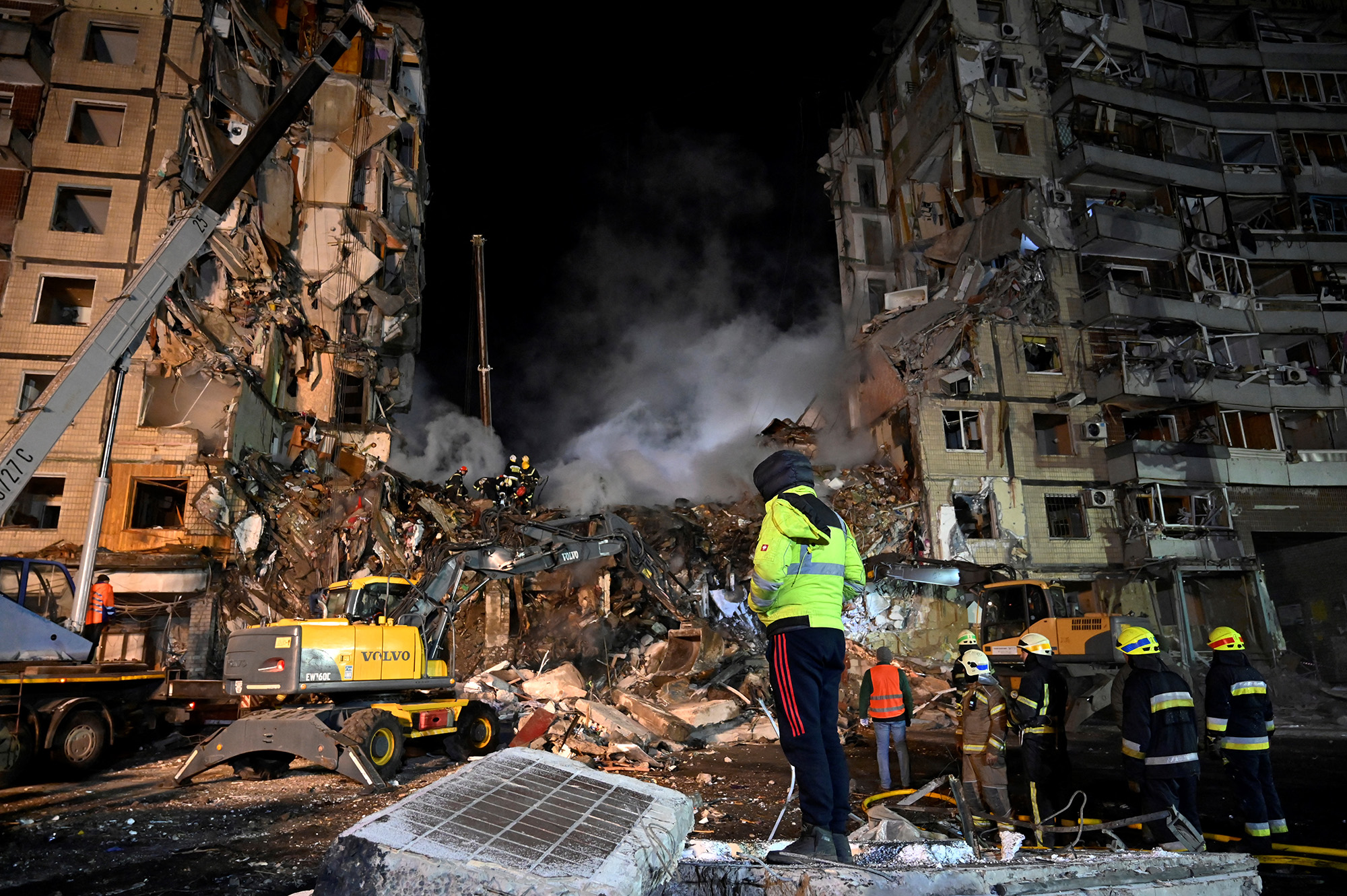 Rettungskräfte im Einsatz nach einem Drohnenangriff in Dnipro (Bild: Sergei Chuzavkov/AFP)