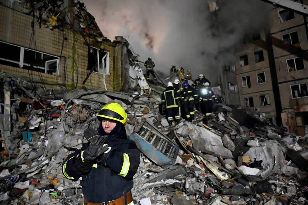 Rettungskräfte am Wohnhaus in Dnipro, das durch einen Raketeneinschlag zerstört wurde (Bild: Sergei Chuzavkov/AFP)