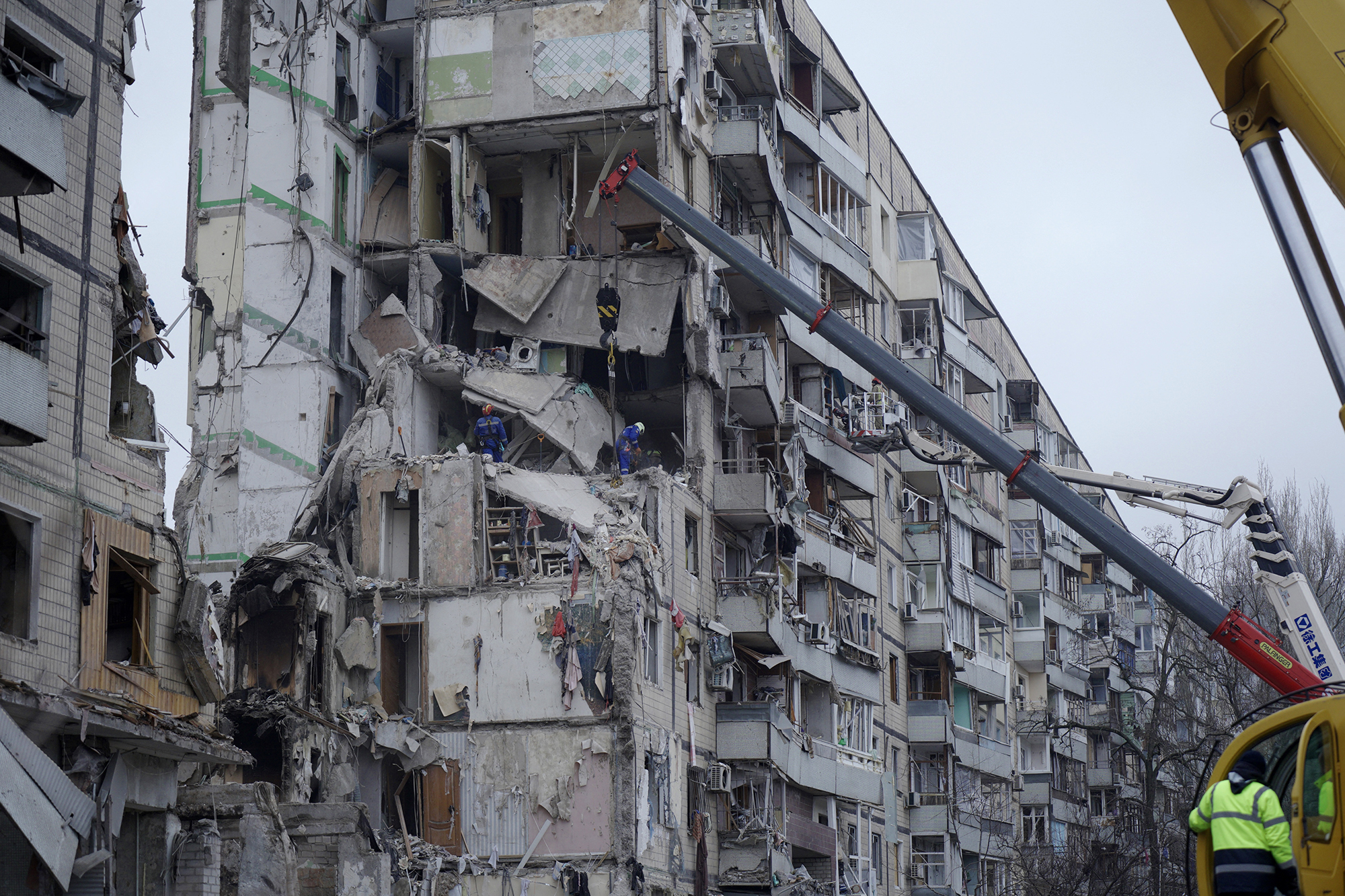 Von einer russischen Rakete zerstörtes Wohnhaus in Dnipro (Bild: Vitalii Matokha/AFP)