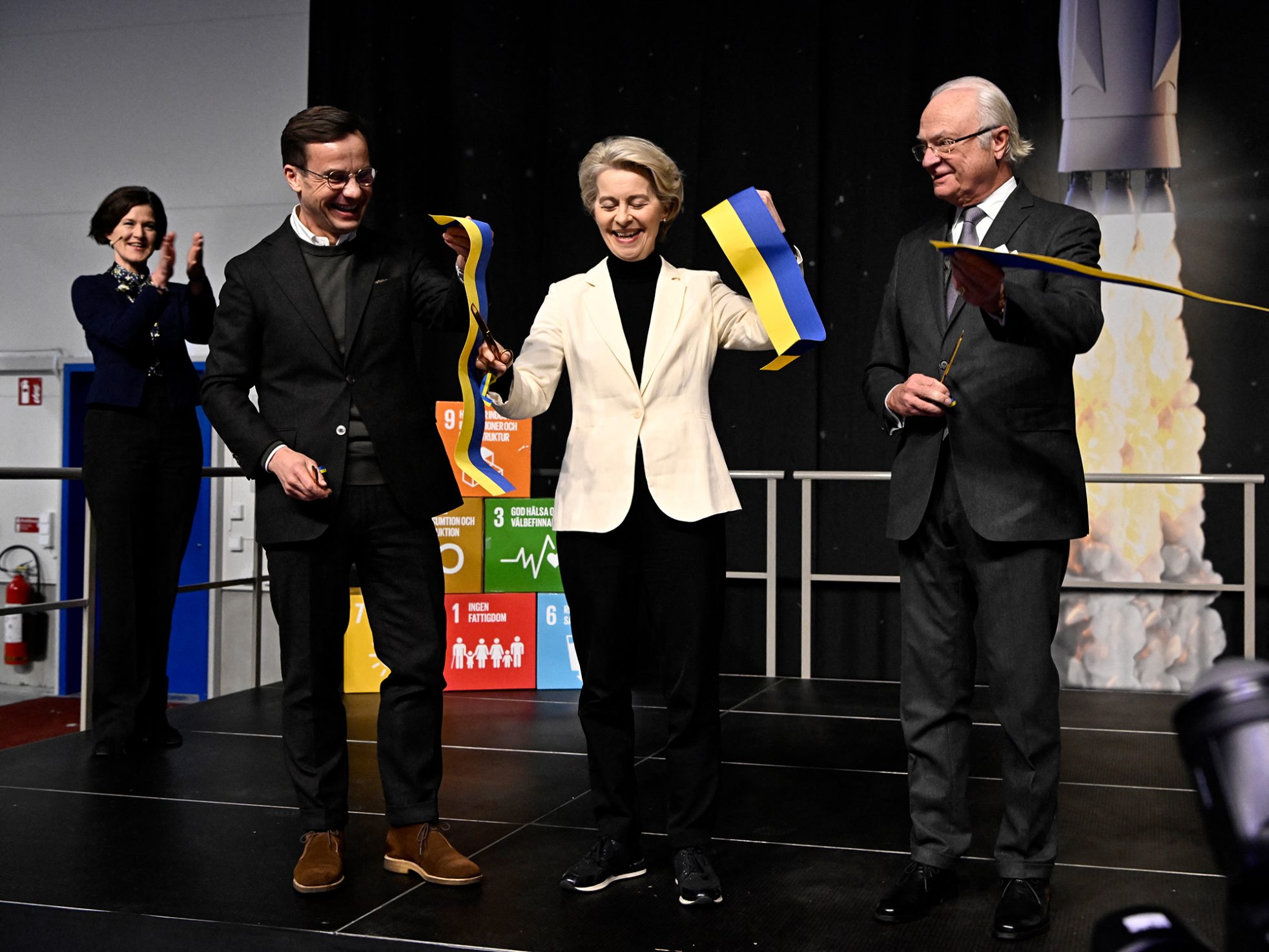 Premier Ulf Kristersson, EU-Kommissionspräsidentin Ursula von der Leyen und Schwedens König Carl Gustaf bei der Eröffnung (Bild: Jonas Ekstromer/TT News Agency/AFP)