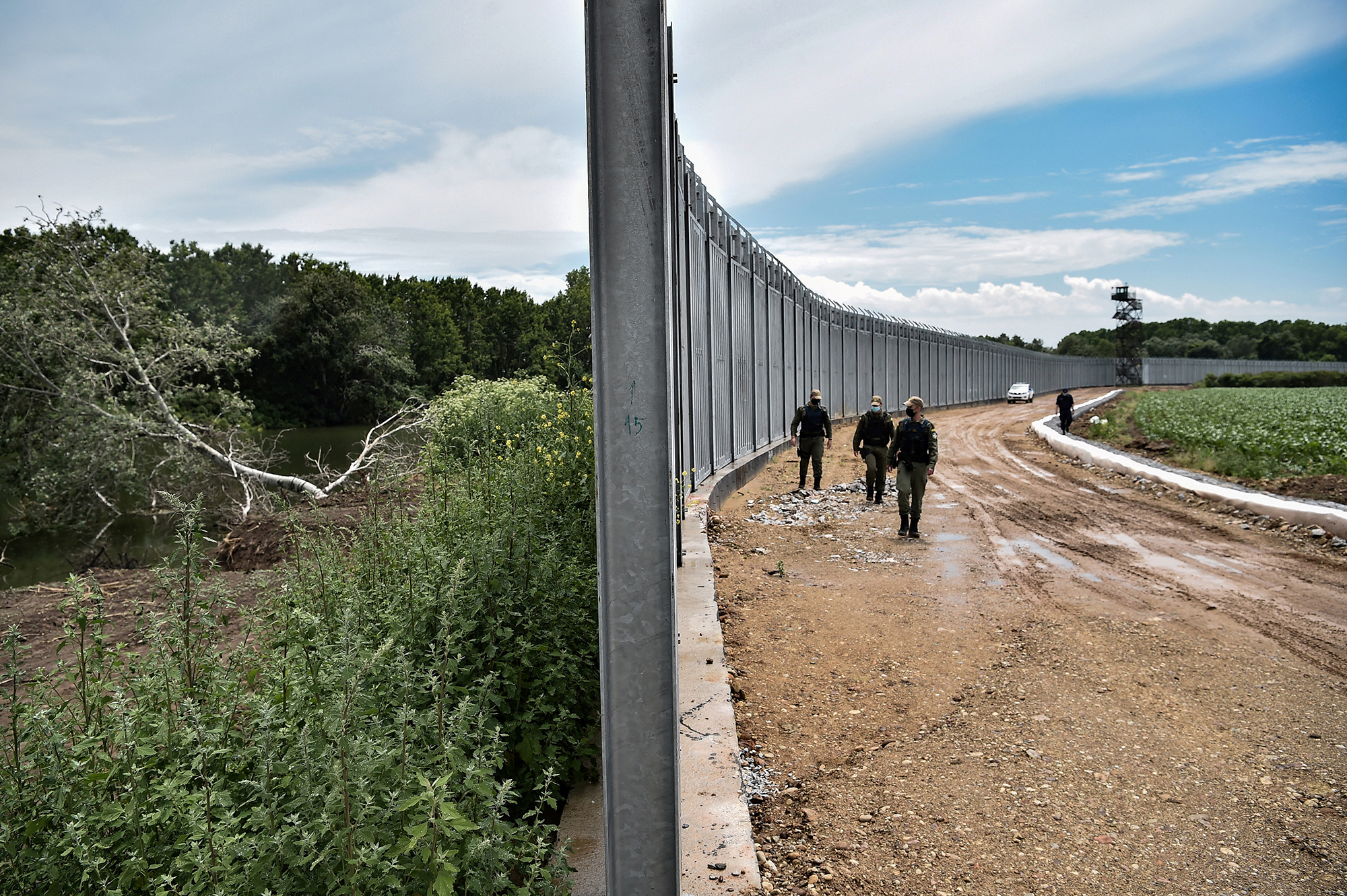 Stahl-Zaun entlang der Grenze zur Türkei am Fluss Evros (Bild: Sakis Mitrolidis/AFP)