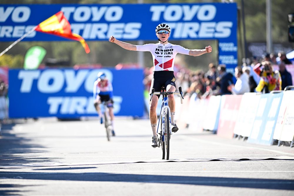 Die Niederländerin Fem Van Empel jubelt nach ihrem Sieg im Elite-Rennen der Frauen beim Cyclocross-Weltcup im spanischen Benidorm, der 13. von 14 Etappen des Weltcups der laufenden Saison (Bild: Jasper Jacobs/Belga)